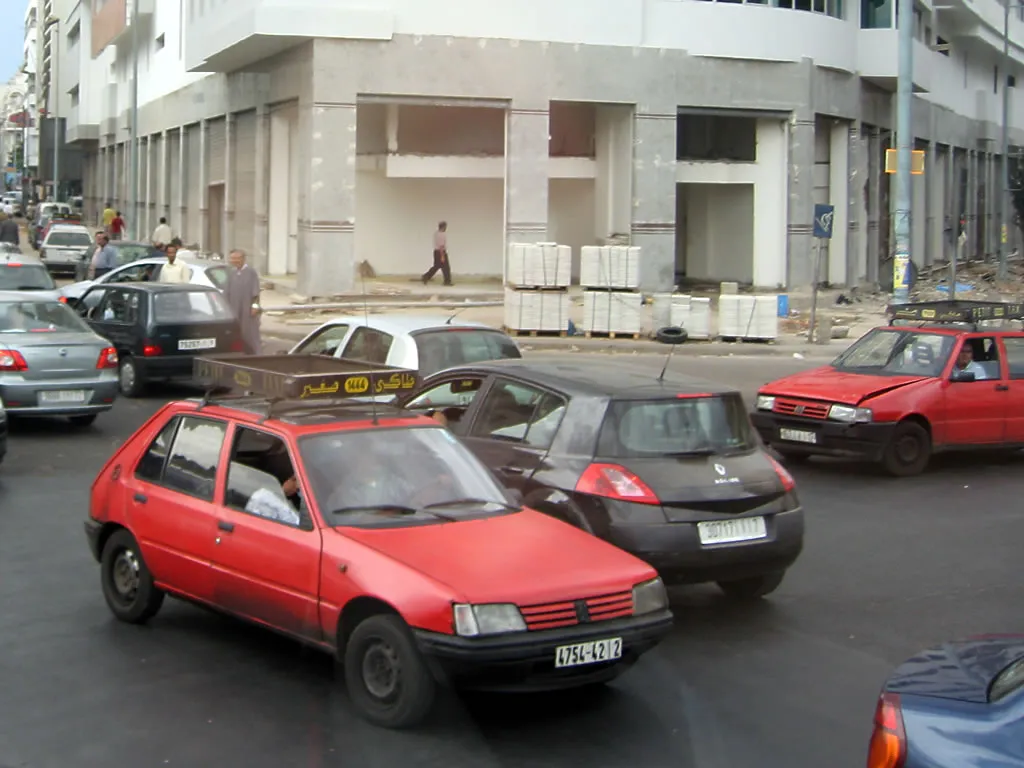 Petits taxis rouges dans la circulation à Casablanca